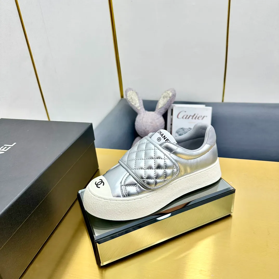 👟👟Ex-factory price 600👟👟 Chanel bread shoes ~ original calfskin panda shoes Chanel 25C latest hot style panda black and white sports shoes casual sneakers Xiaoxiang hot item classic black and white panda color coco girls must pay Fabric: original custom mixed sheepskin lining: original imported breathable mesh lining outsole: Original molded rubber + TPU combination Size: Women's 35-40
